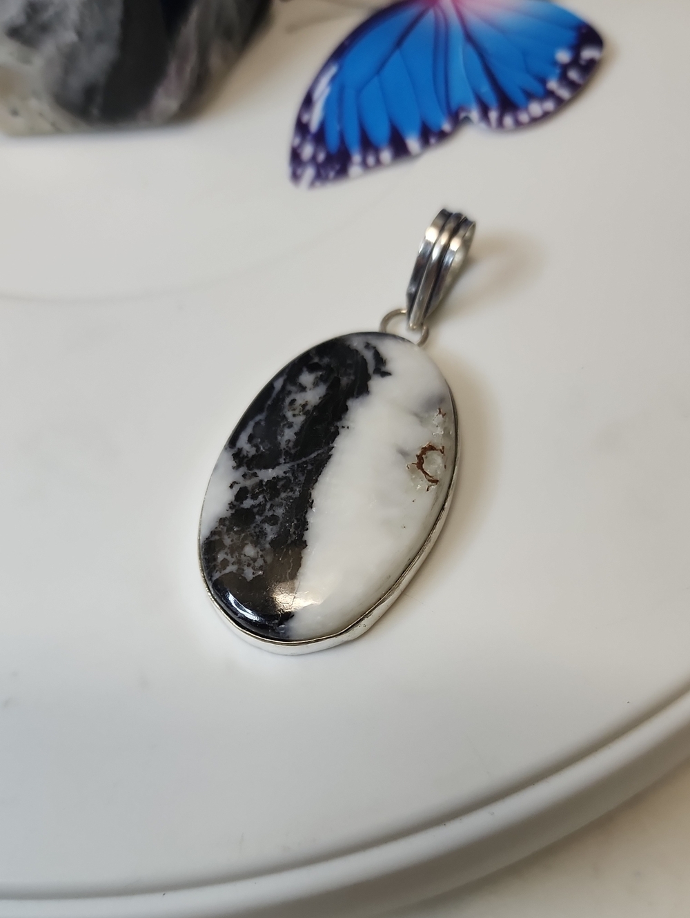 Black and White Stone Oval Pendant Necklace -